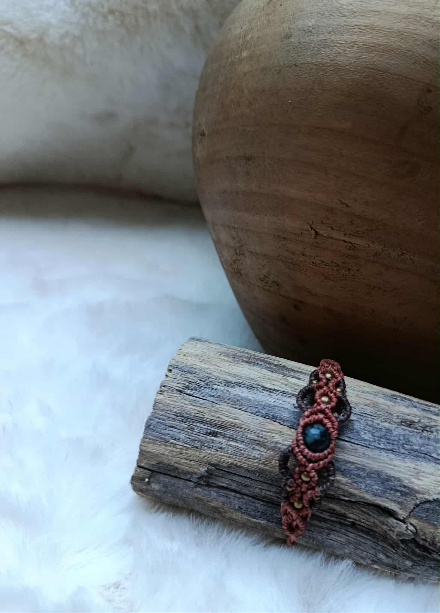 Bracelet en micromacramé avec perle en pierre naturelle, fil corail et brun, perles en laiton inoxydable