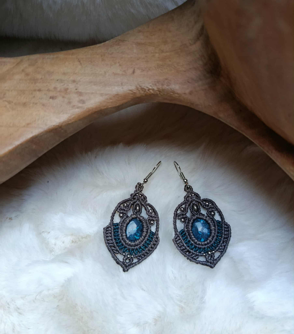 Boucles d’oreilles en micromacramé bleu et gris – Cabochon en pâte polymère et perles acier inoxydable – Bijou artisanal unique