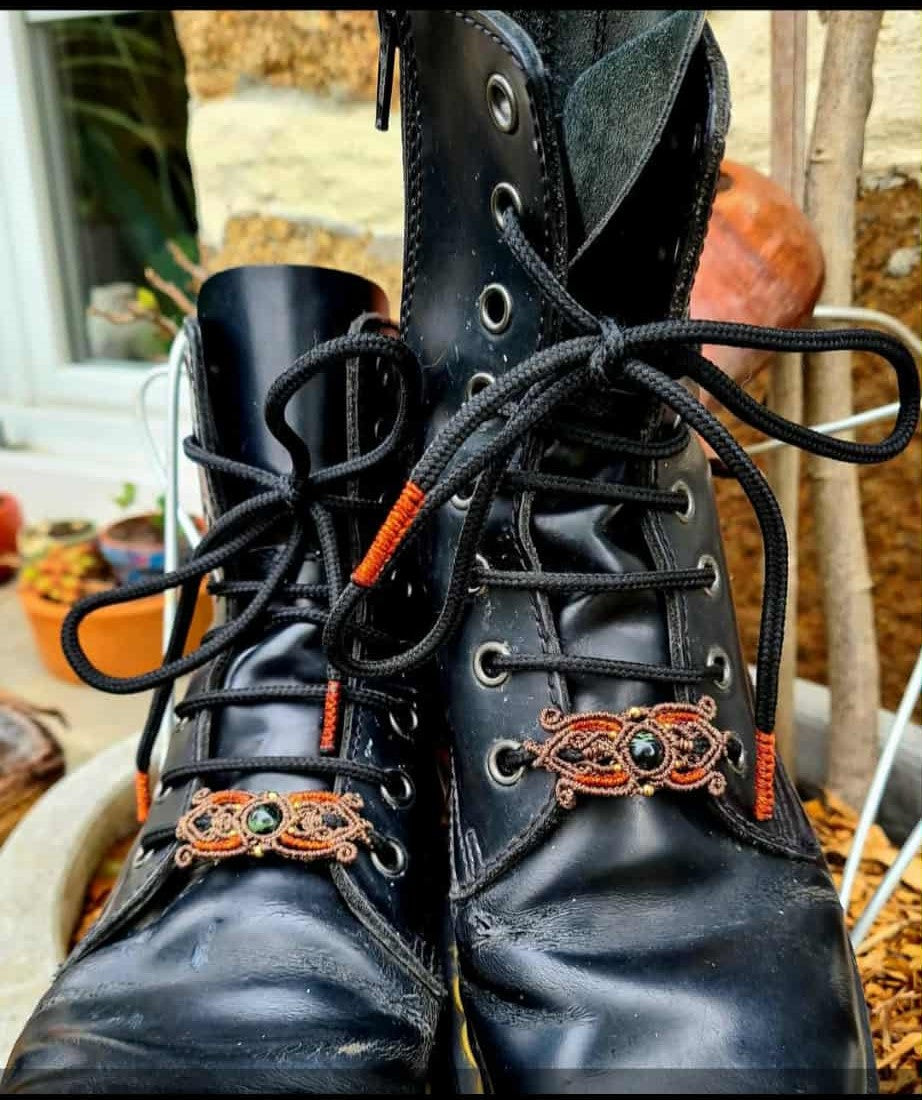 Lacets avec bijoux en micromacramé : accessoires uniques et artisanaux pour un style bohème »