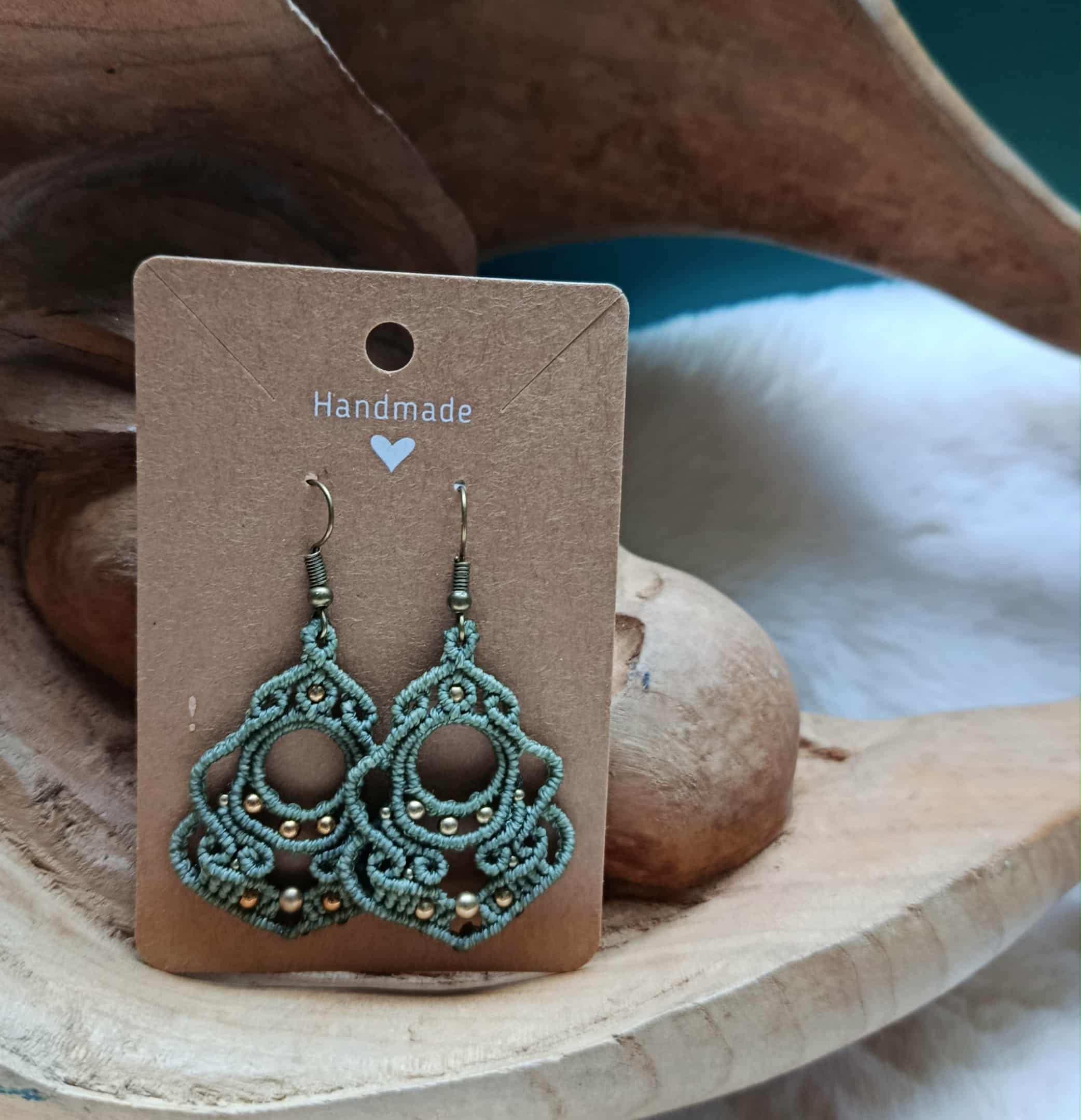 Boucles d’oreilles en micromacramé vert d’eau – perles en laiton inoxydable | Bijou artisanal bohème chic fait main
