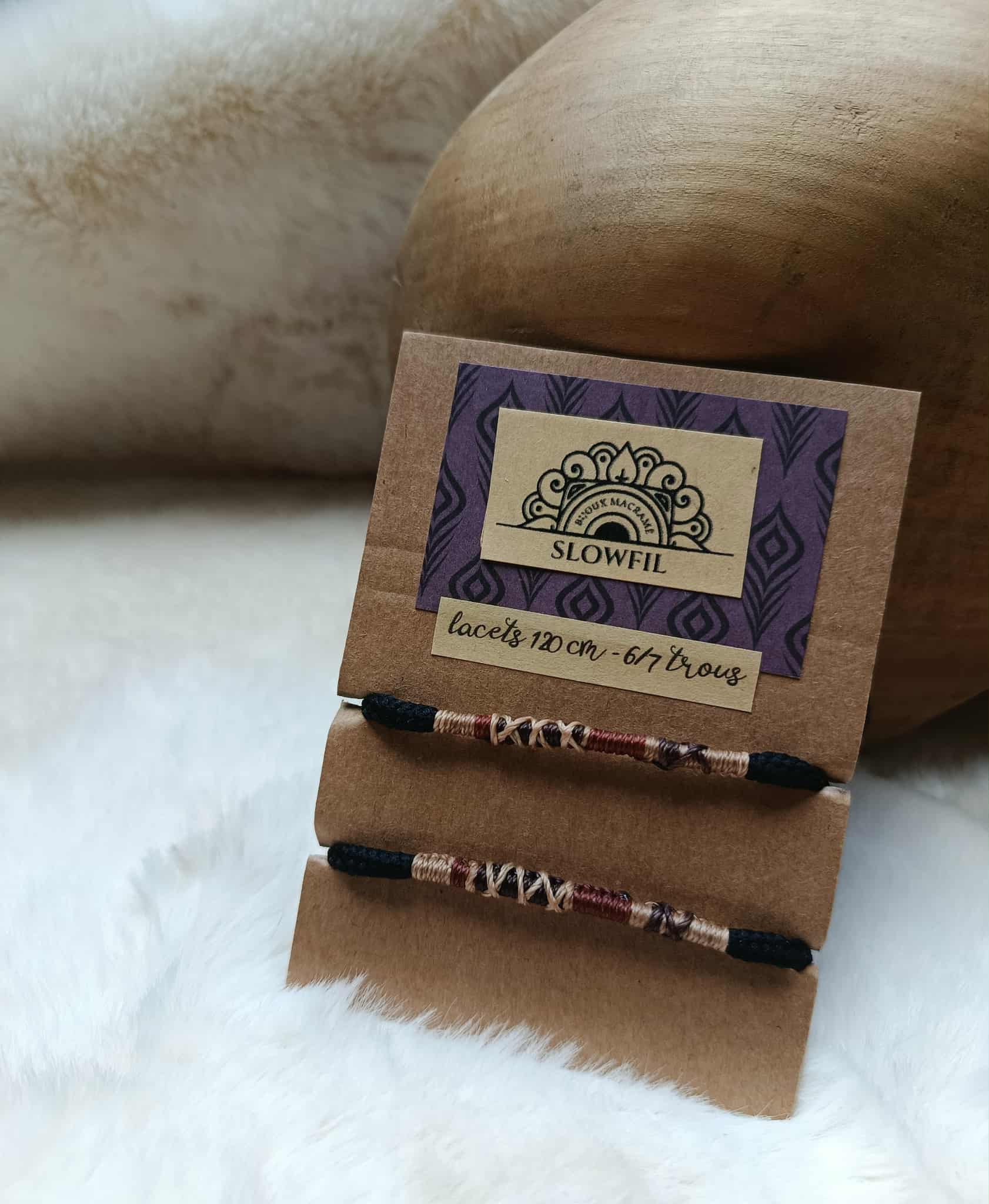 Lacets noirs avec bijou tissé en micromacramé inspiration ateba – Camaïeu de brun artisanal