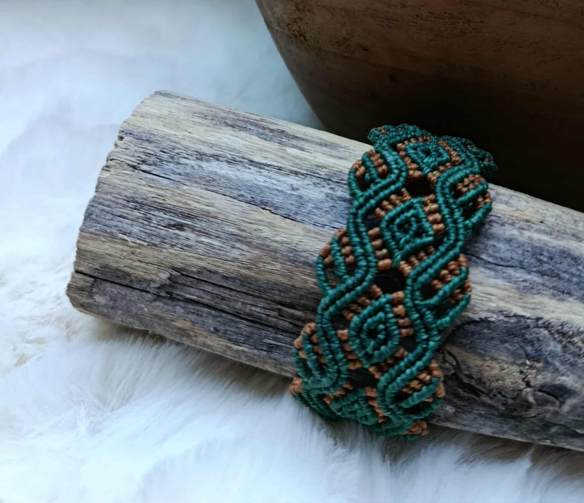 Bracelet bicolore vert herbe et ocre en micromacramé motif celtique – bijou artisanal fait main