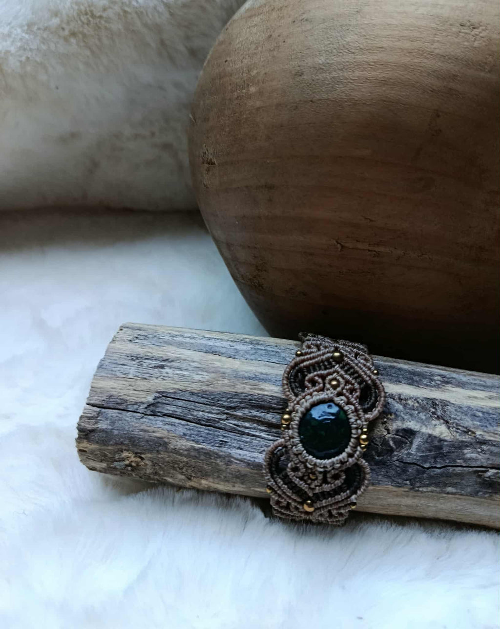 Bracelet en micromacramé avec cabochon en pâte polymère vert foncé, fil beige, brun et doré et perles en laiton inoxydable