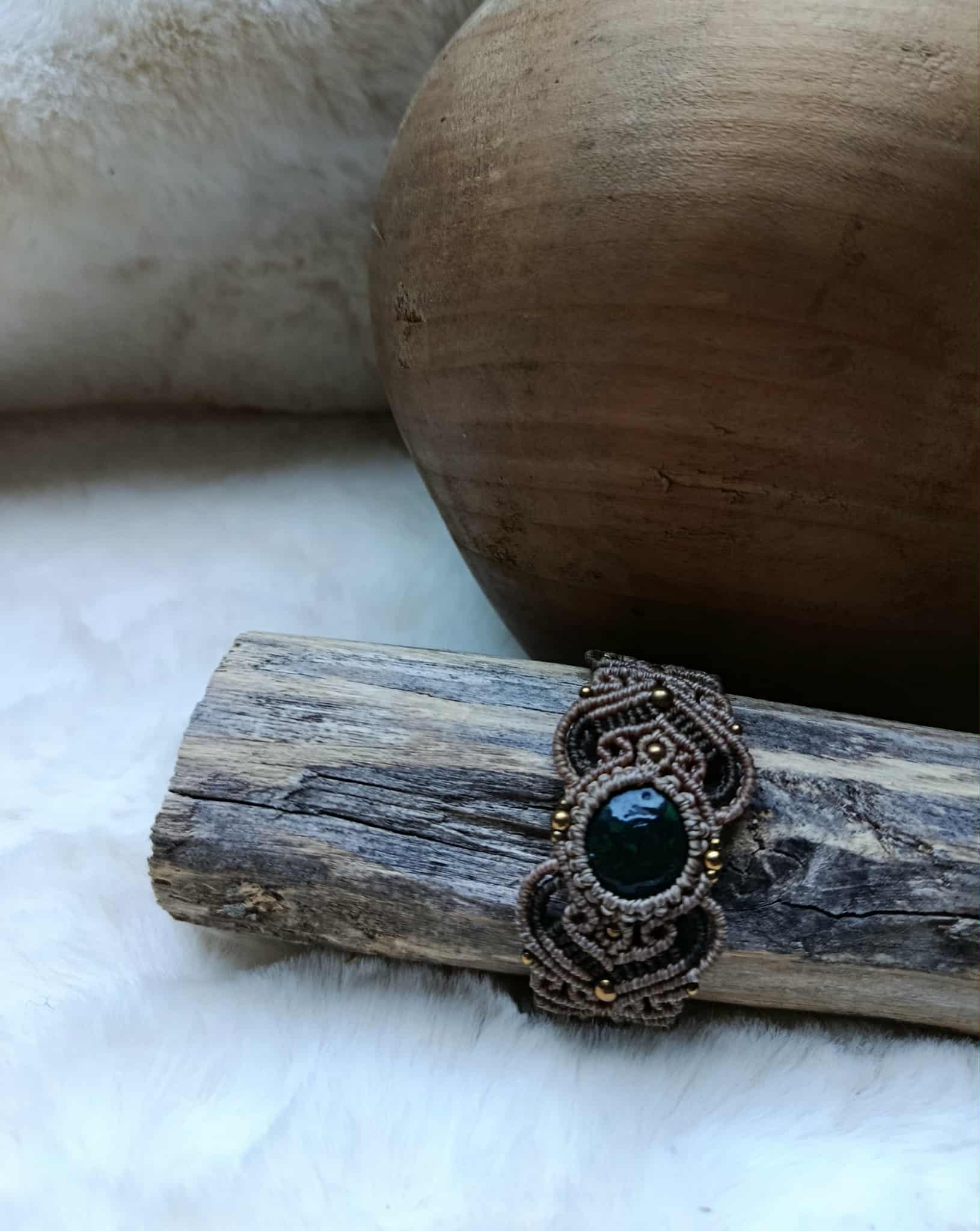 Bracelet en micromacramé avec cabochon en pâte polymère vert foncé, fil beige, brun et doré et perles en laiton inoxydable