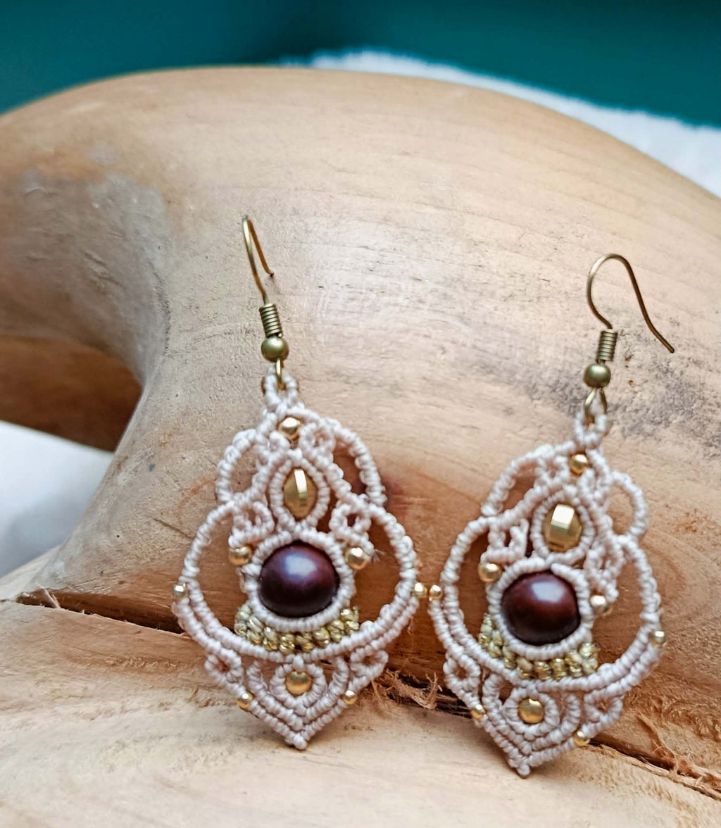 Boucles d’oreilles en micromacramé fait main – Ivoire végétale & perles dorées