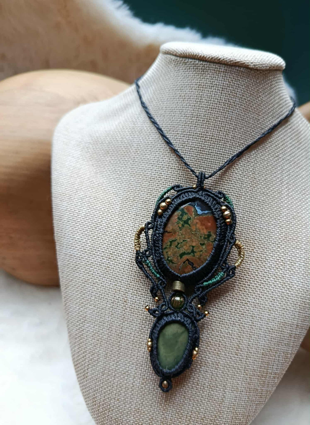 Bijou Artisanal en Micromacramé – Pendentif Galet Naturel et Pierre Semi-Précieuse, Fils Noir et Or