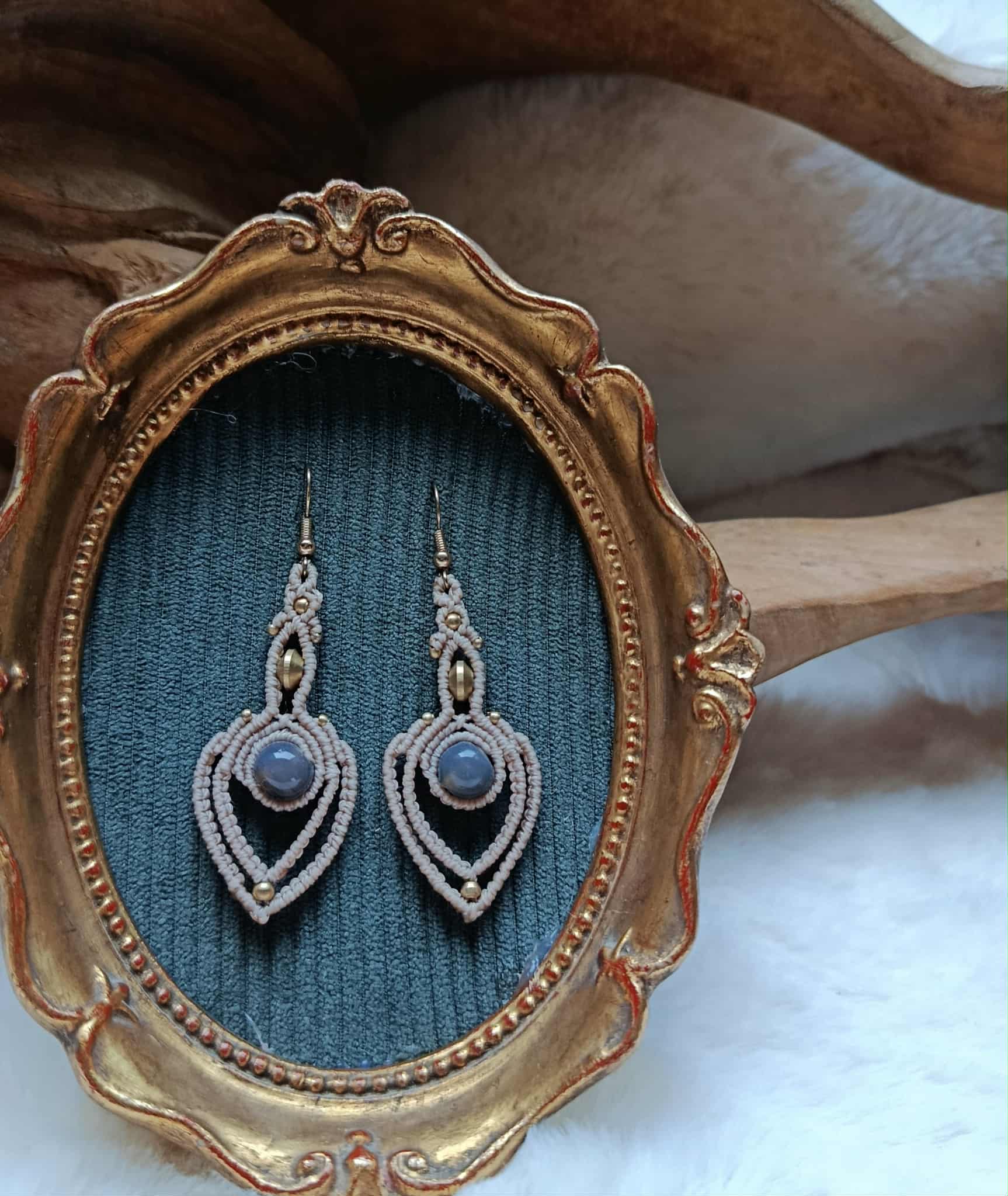 Boucles d’oreilles en micromacramé beige – perle vert d’eau recyclée & laiton inoxydable