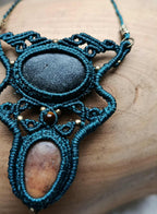 Collier en Macramé Bleu Vert – 2 Galets Naturels, Perle Œil de Tigre & Laiton Inoxydable | Bijou Artisanal Unique & Naturel