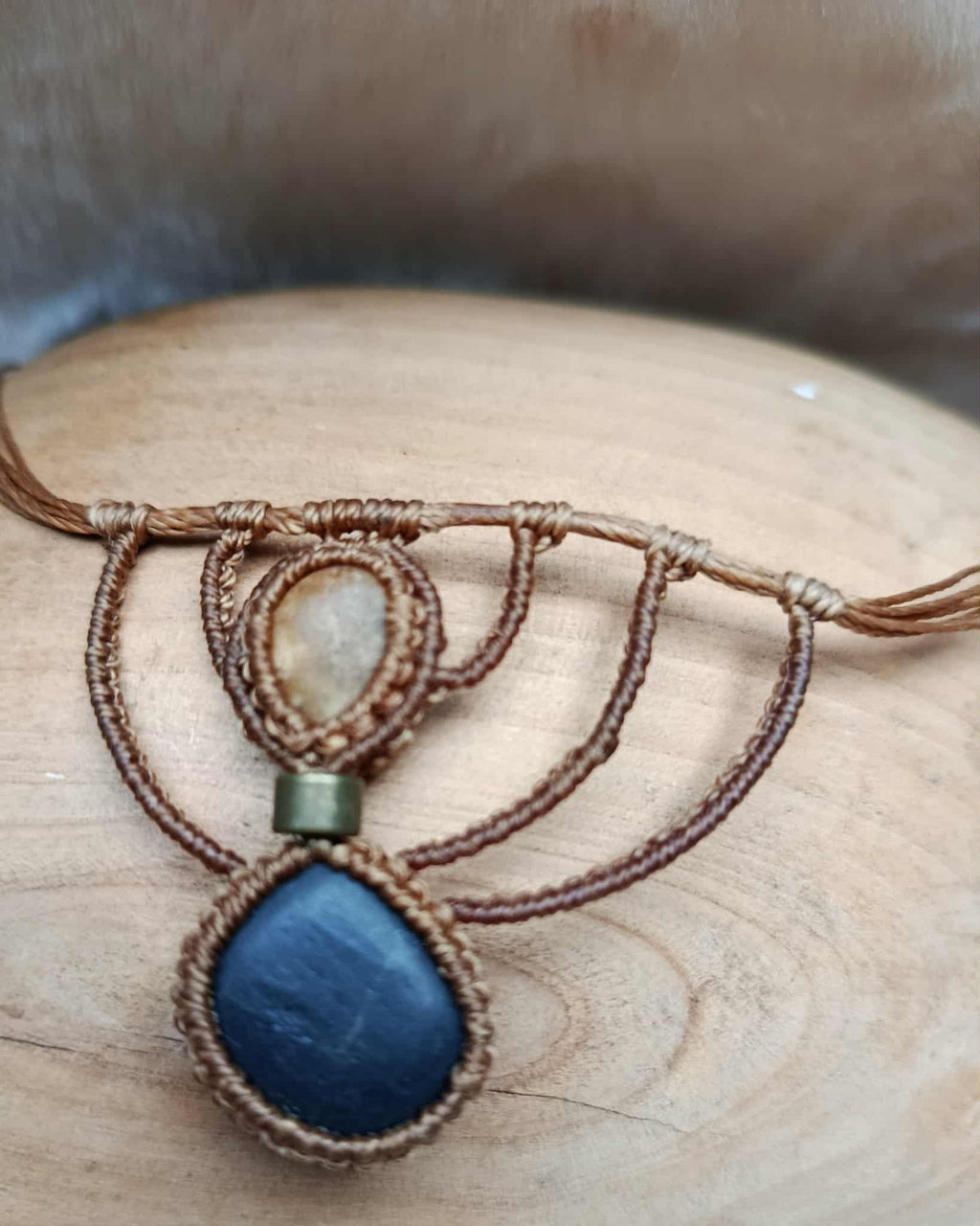 Collier Modulable en Micromacramé – 2 Galets de Plage, Fil Ocre & Perle Dorée | Bijou Naturel et Artisanal