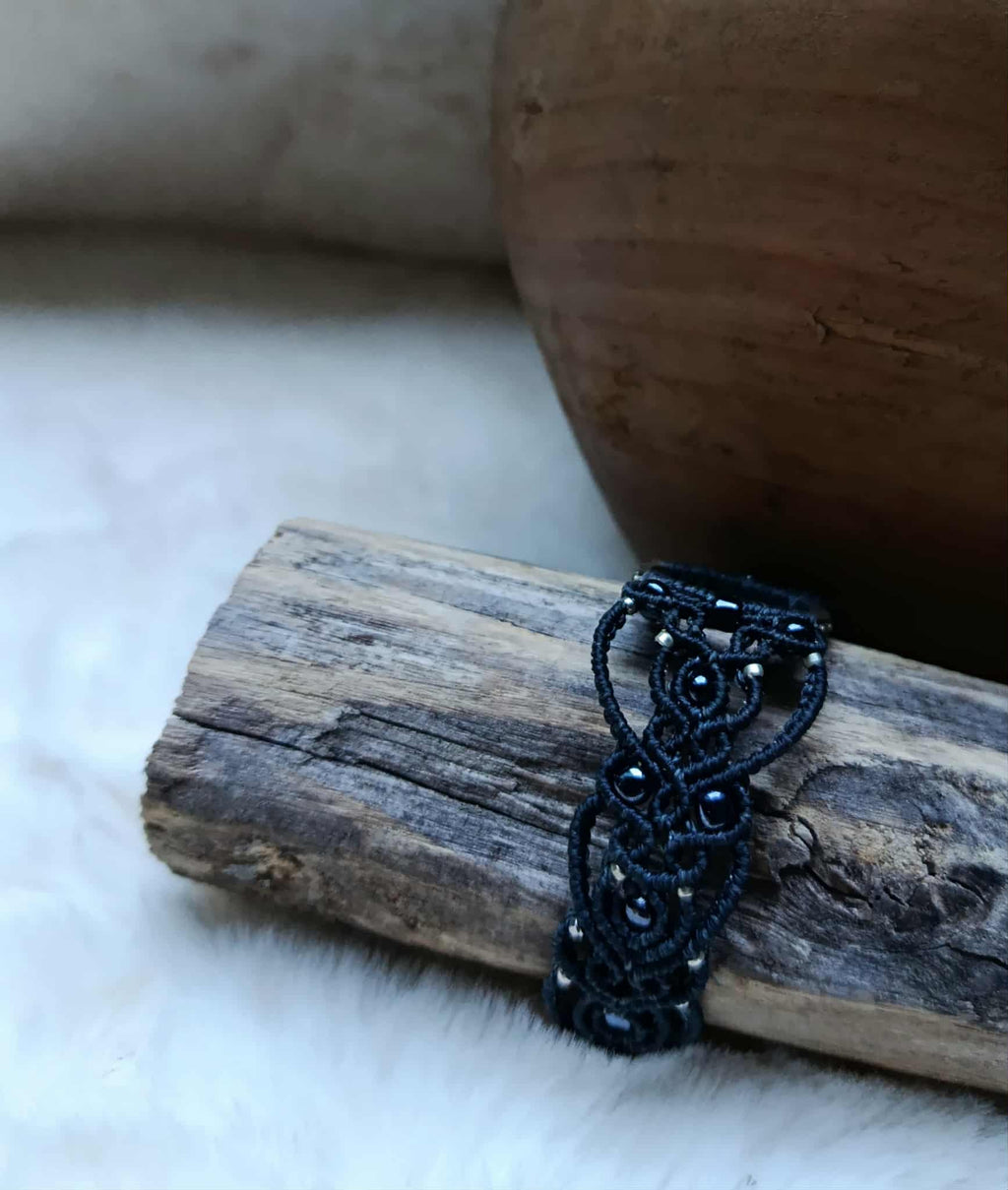 Bracelet en micromacramé gris et bleu avec anneau argent recyclé, perle noire brillante et perles en acier inoxydable