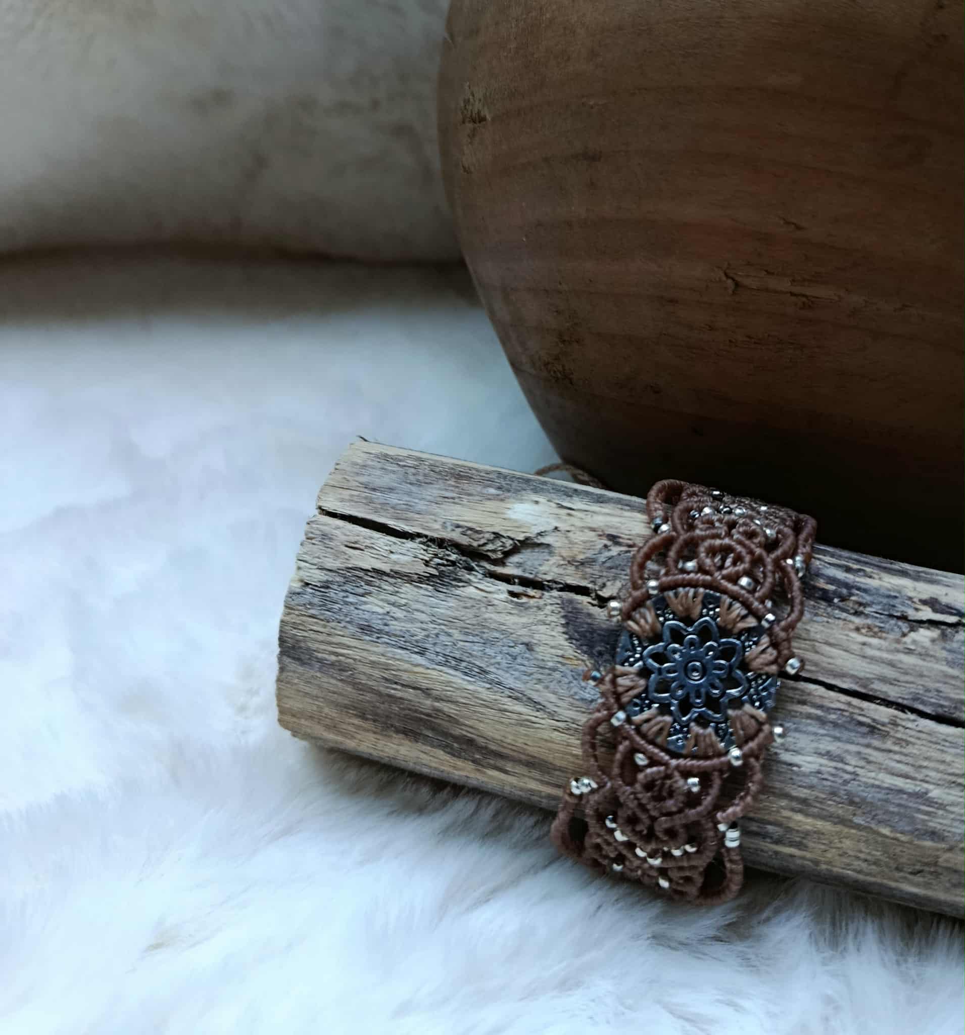 Bracelet en micromacramé fil ciré sable avec bijou rond argenté recyclé et perles en acier inoxydable