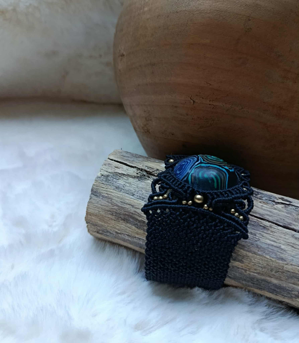 Bracelet manchette noir en micromacramé avec cabochon pâte polymère tons océaniques et perles laiton inoxydable
