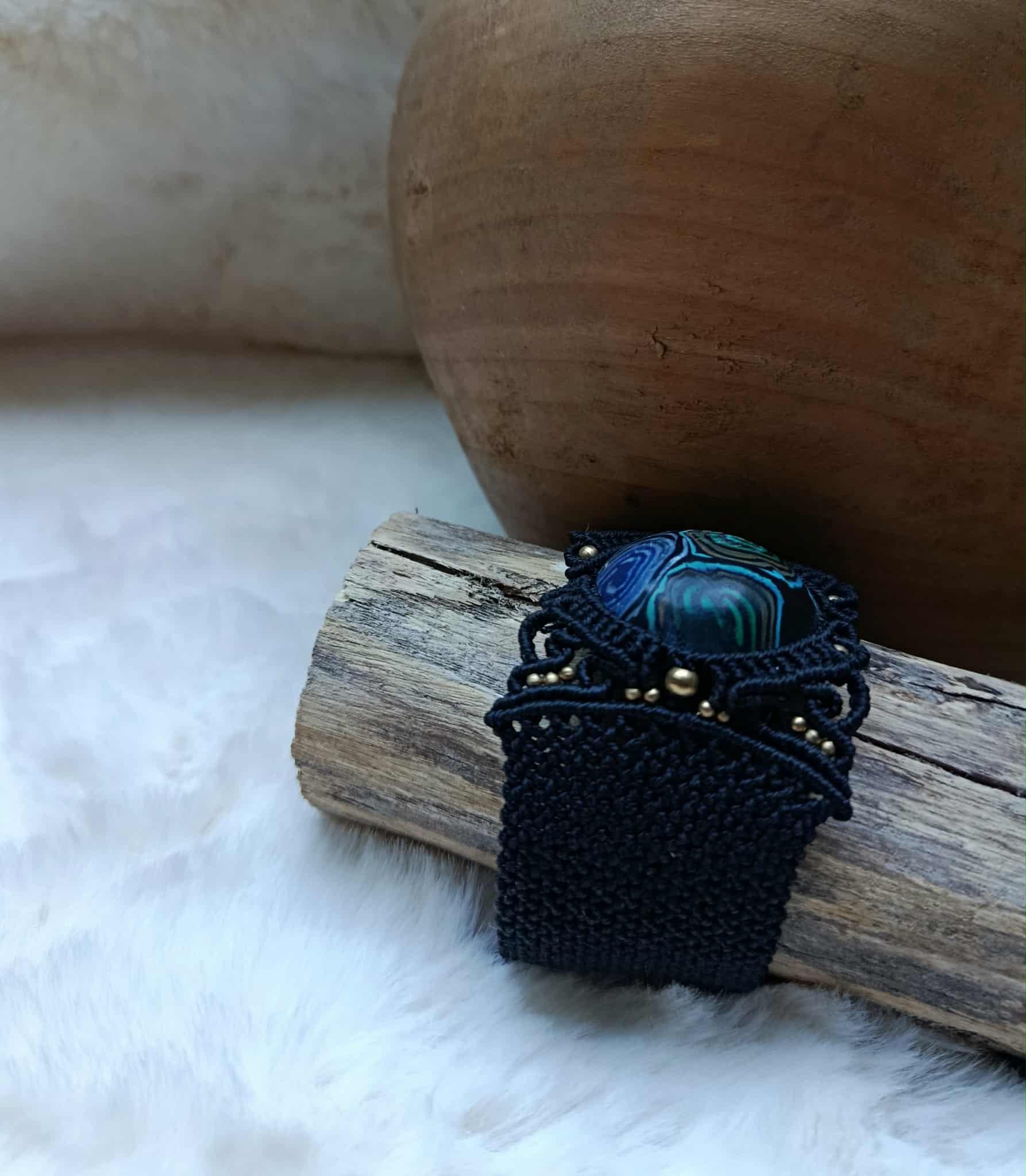 Bracelet manchette noir en micromacramé avec cabochon pâte polymère tons océaniques et perles laiton inoxydable