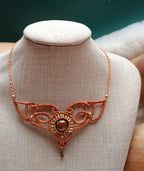 Mini plastron en micromacramé orangé et doré – perle œil de tigre & perle en laiton inoxydable, bijou artisanal unique