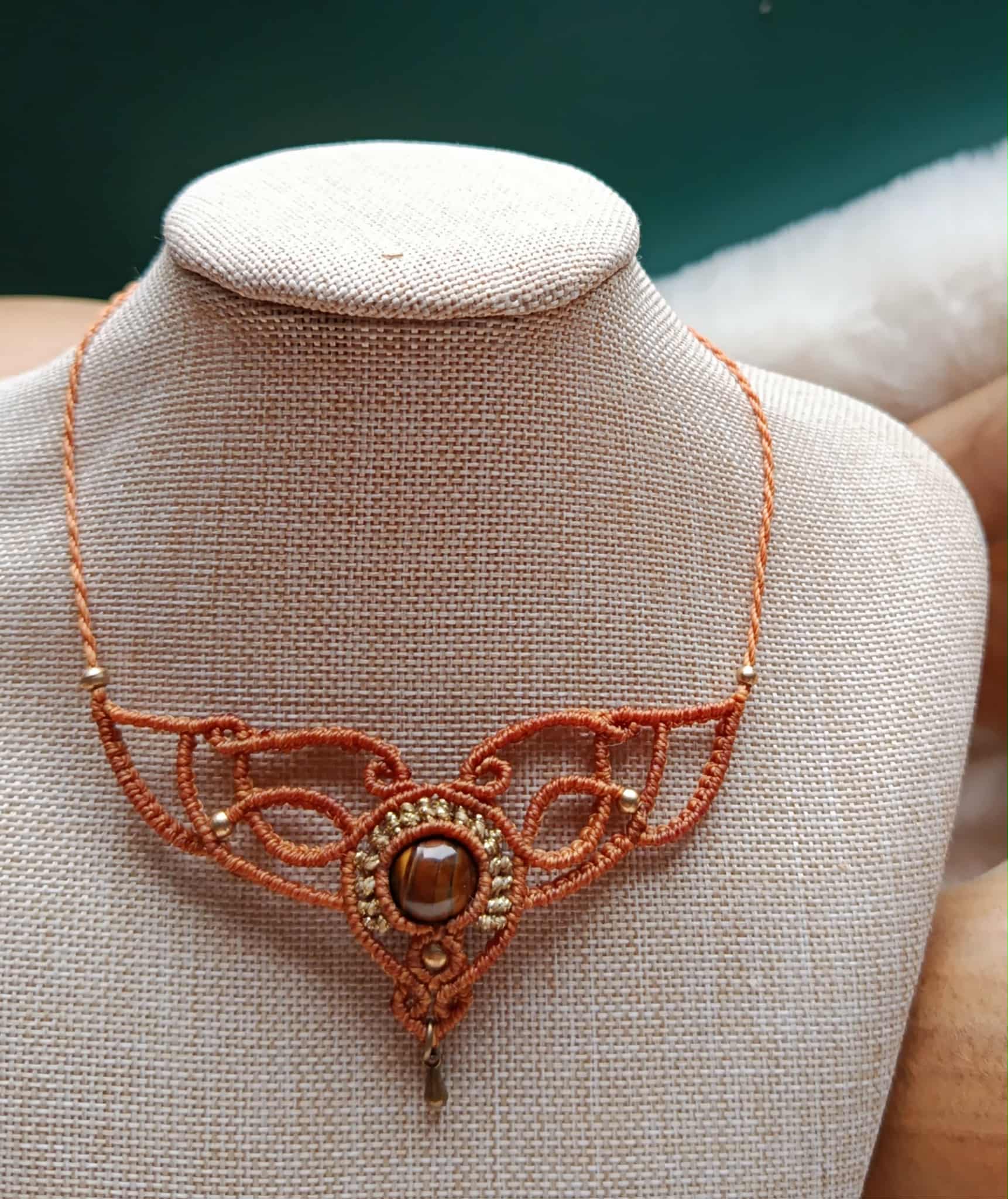 Mini plastron en micromacramé orangé et doré – perle œil de tigre & perle en laiton inoxydable, bijou artisanal unique