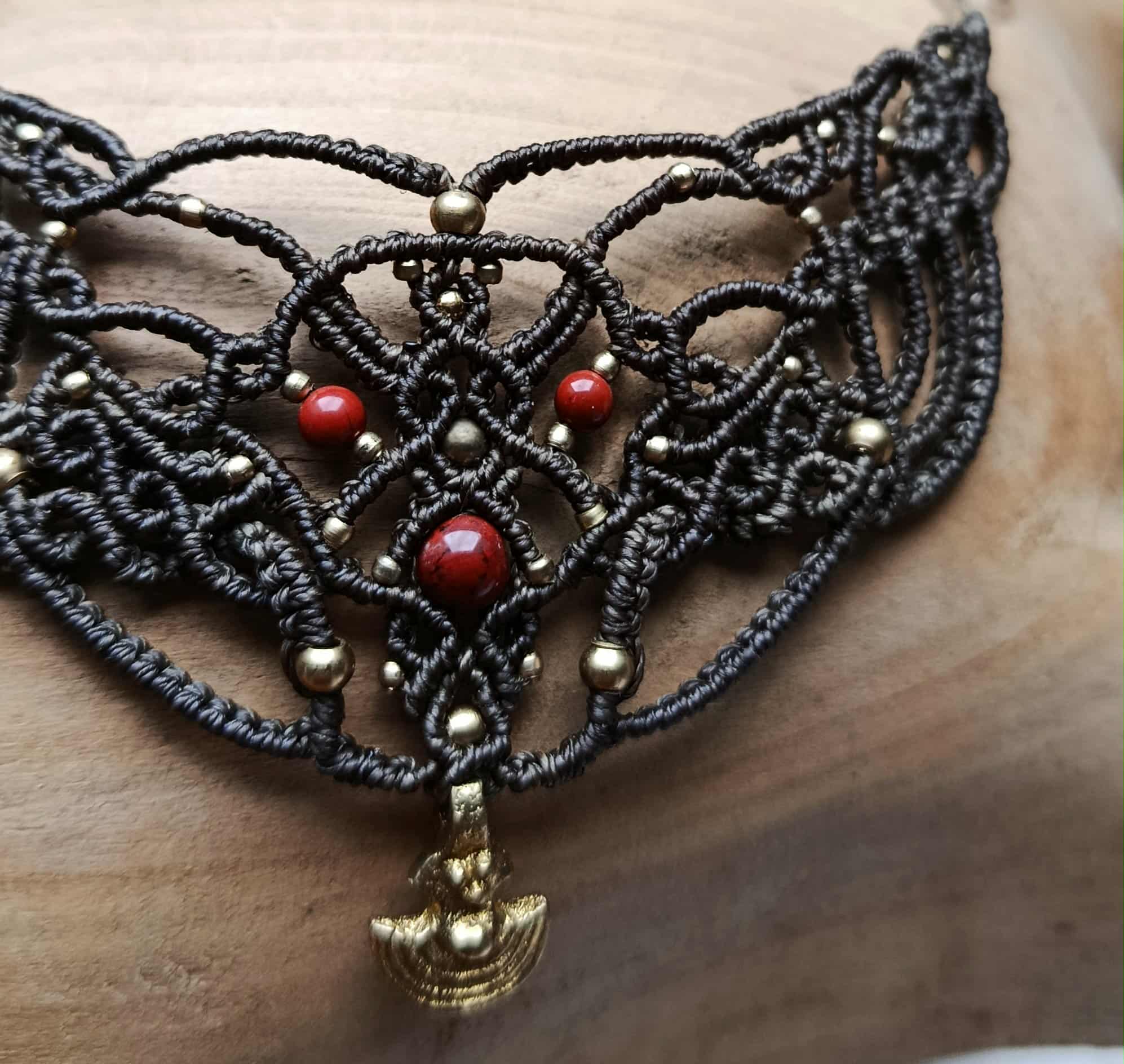 "Plastron Artisanal en Micromacramé – Perle de Jaspe Rouge et Breloque Acier Inoxydable"