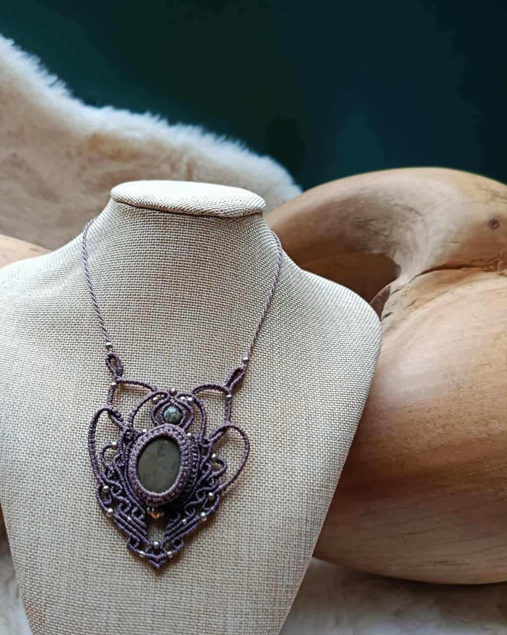 Bijou Artisanal en Micromacramé – Collier Mini Plastron Violet, Galet Vernis et Perles Acier