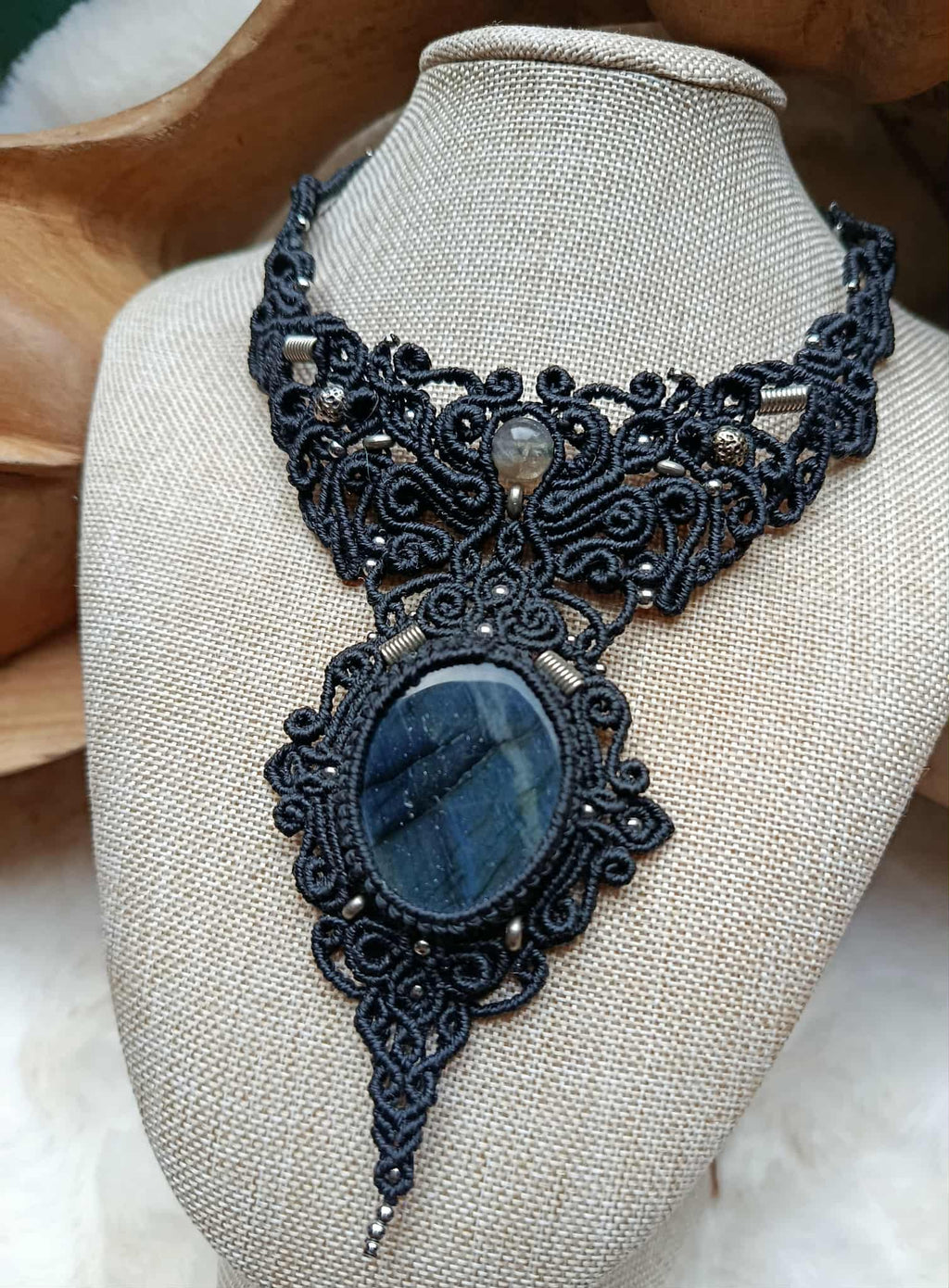 Collier plastron en micromacramé noir – pierre de labradorite, perles recyclées et acier inoxydable, bijou artisanal unique