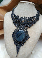 Collier plastron en micromacramé noir – pierre de labradorite, perles recyclées et acier inoxydable, bijou artisanal unique