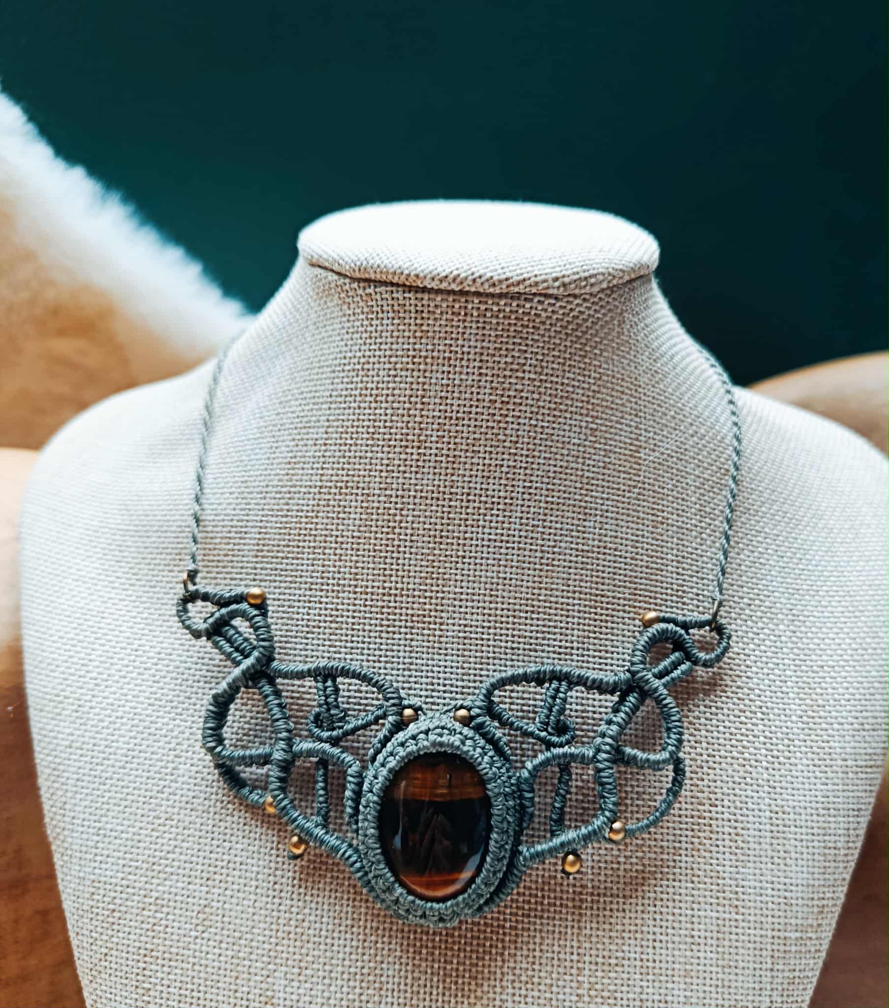 "Collier Mini Plastron en Micromacramé – Pierre Naturelle Œil de Tigre et Perles Laiton"