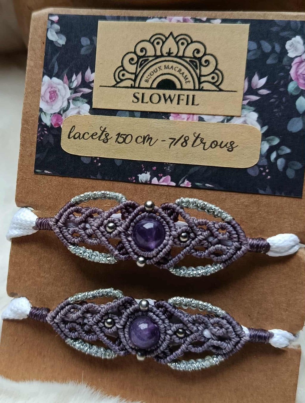 « Lacets blancs avec bijou en micromacramé, perle d’améthyste, fil ciré mauve et argenté, perles en acier inoxydable »