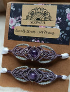 « Lacets blancs avec bijou en micromacramé, perle d’améthyste, fil ciré mauve et argenté, perles en acier inoxydable »