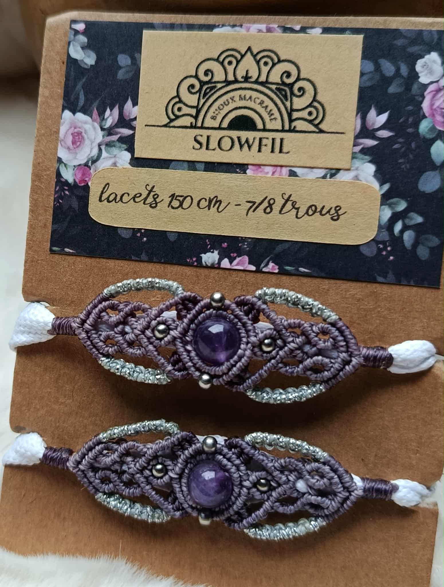 « Lacets blancs avec bijou en micromacramé, perle d’améthyste, fil ciré mauve et argenté, perles en acier inoxydable »