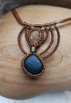 Collier Modulable en Micromacramé – 2 Galets de Plage, Fil Ocre & Perle Dorée | Bijou Naturel et Artisanal