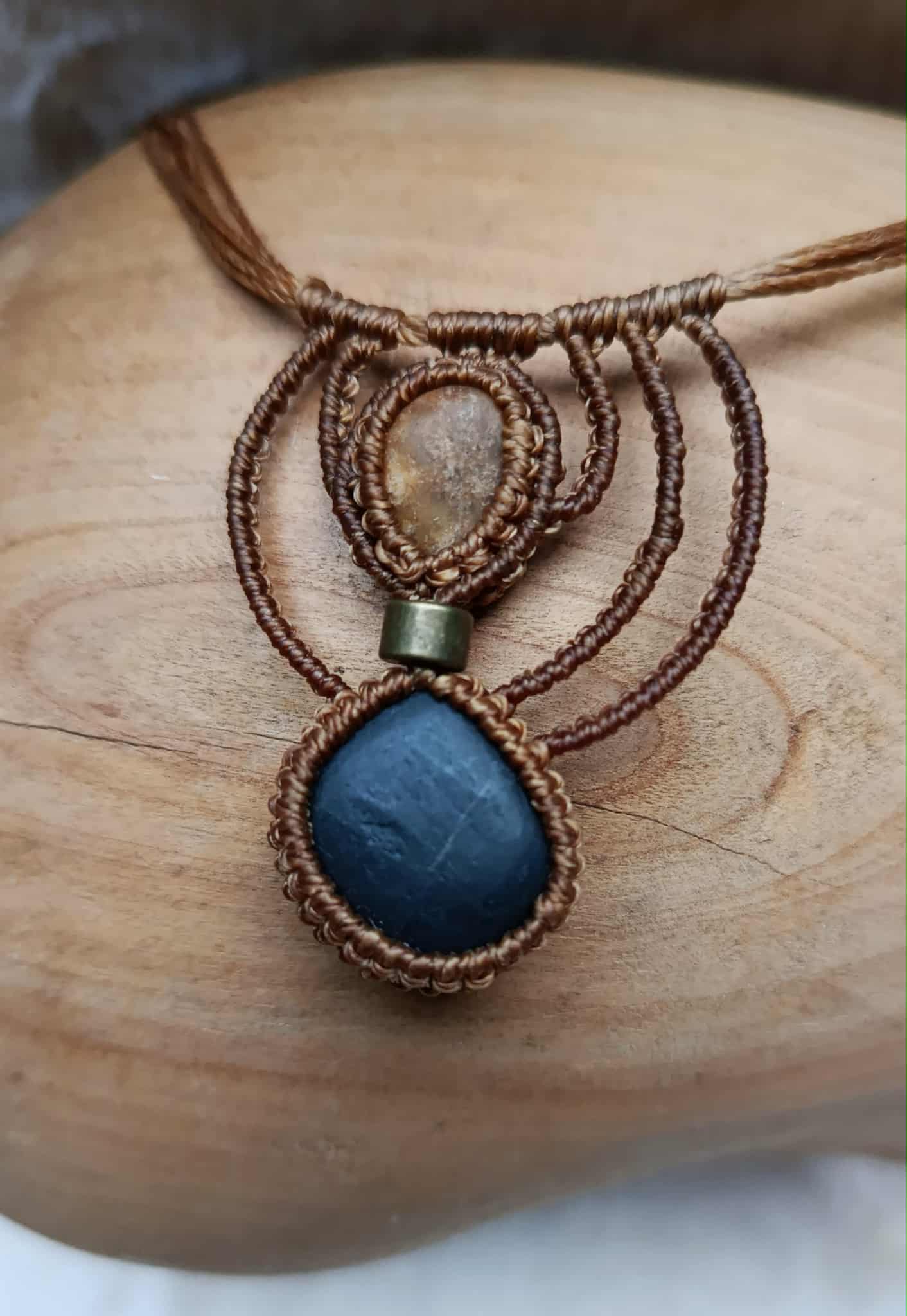 Collier Modulable en Micromacramé – 2 Galets de Plage, Fil Ocre & Perle Dorée | Bijou Naturel et Artisanal