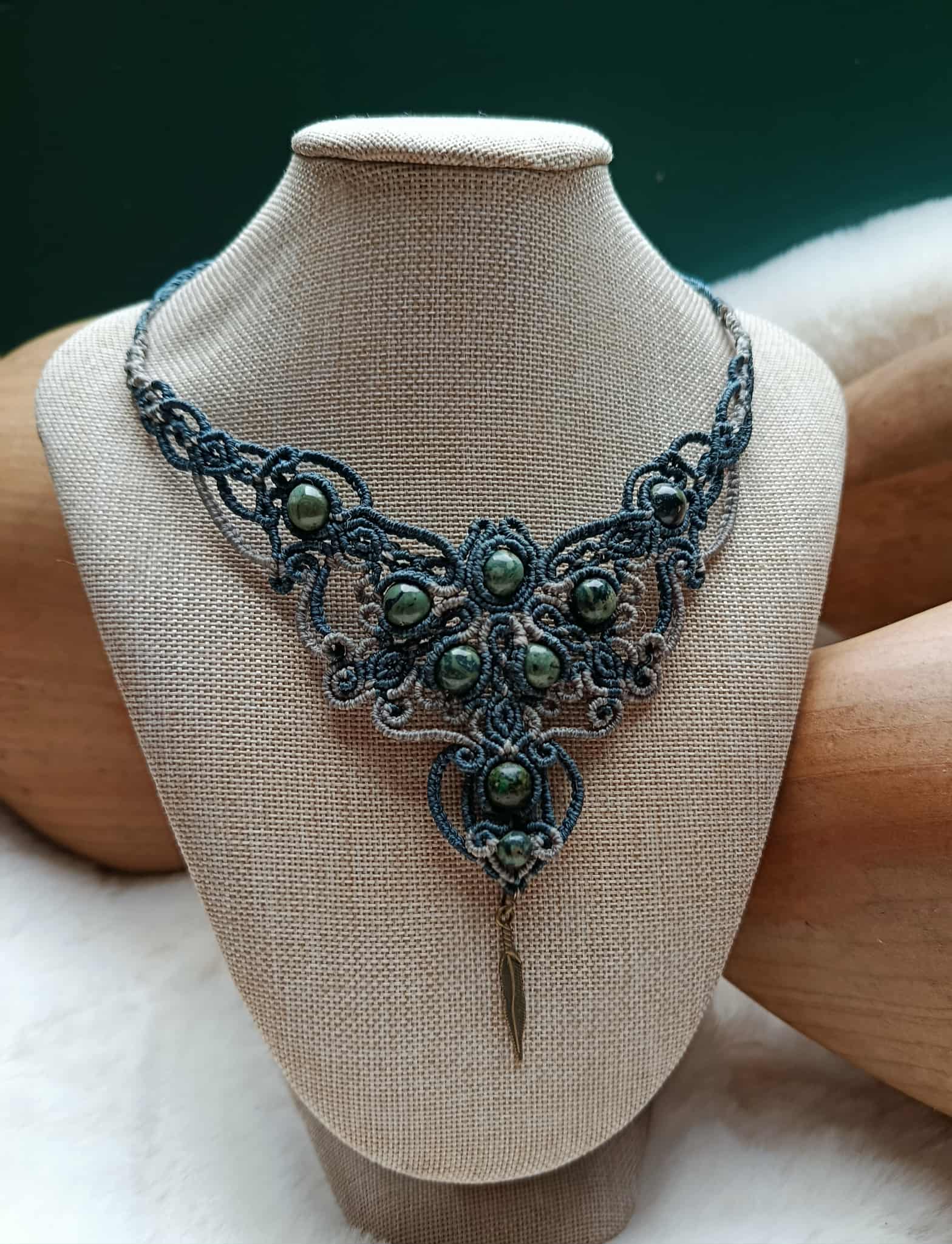 Plastron en micromacramé gris clair & gris orage – perles de jaspe Kambaba et breloque plume en laiton, bijou artisanal unique