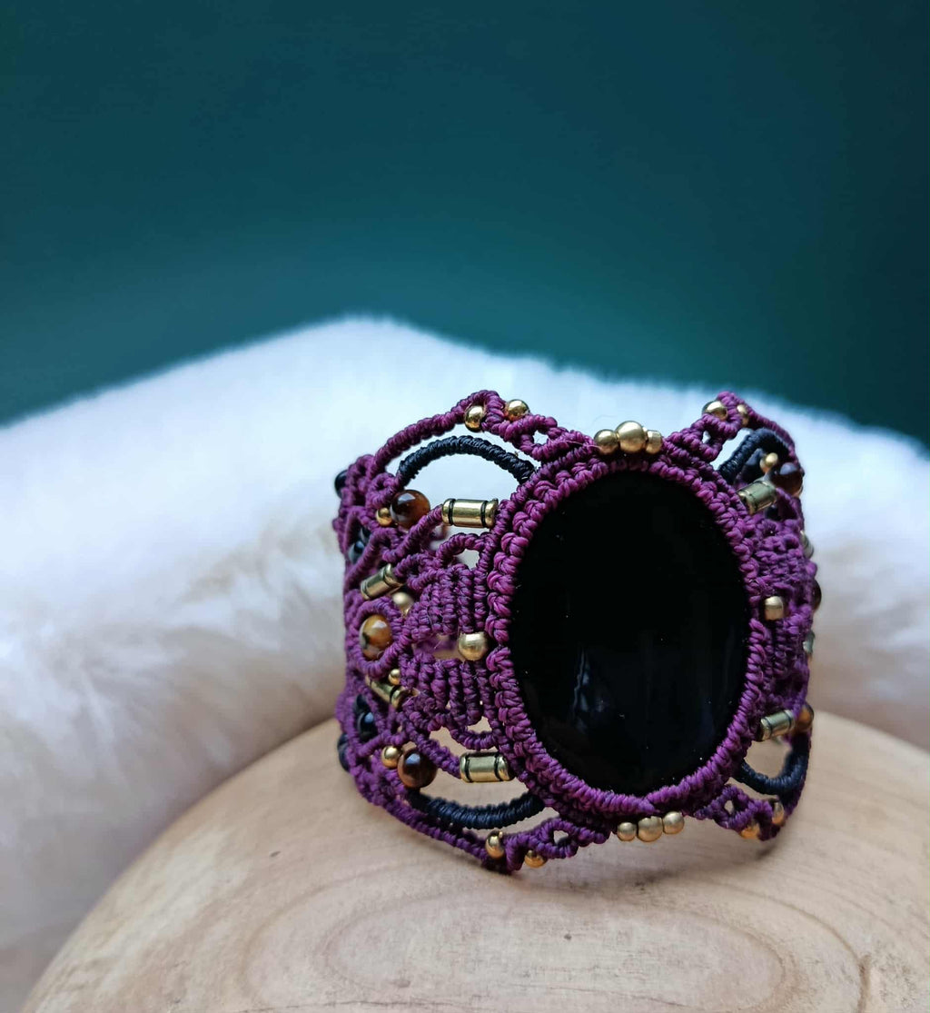 Bracelet manchette en micromacramé rose fuschia et noir avec cabochon pierre noire, œil de tigre et perles laiton recyclées inoxydables