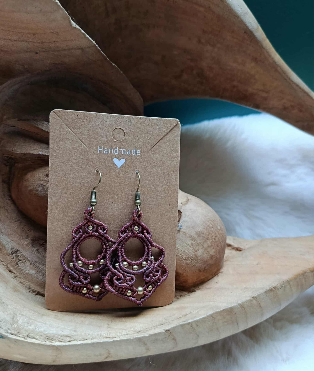Boucles d’oreilles en micromacramé chocolat – perles en laiton inoxydable | Bijou artisanal bohème chic fait main