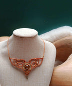 Mini plastron en micromacramé orangé et doré – perle œil de tigre & perle en laiton inoxydable, bijou artisanal unique