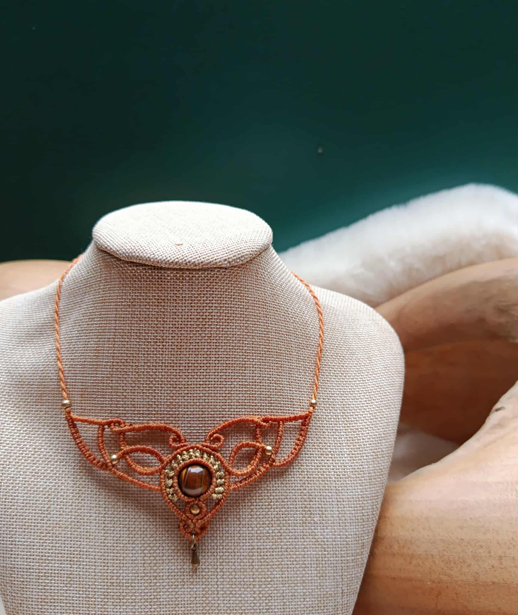 Mini plastron en micromacramé orangé et doré – perle œil de tigre & perle en laiton inoxydable, bijou artisanal unique