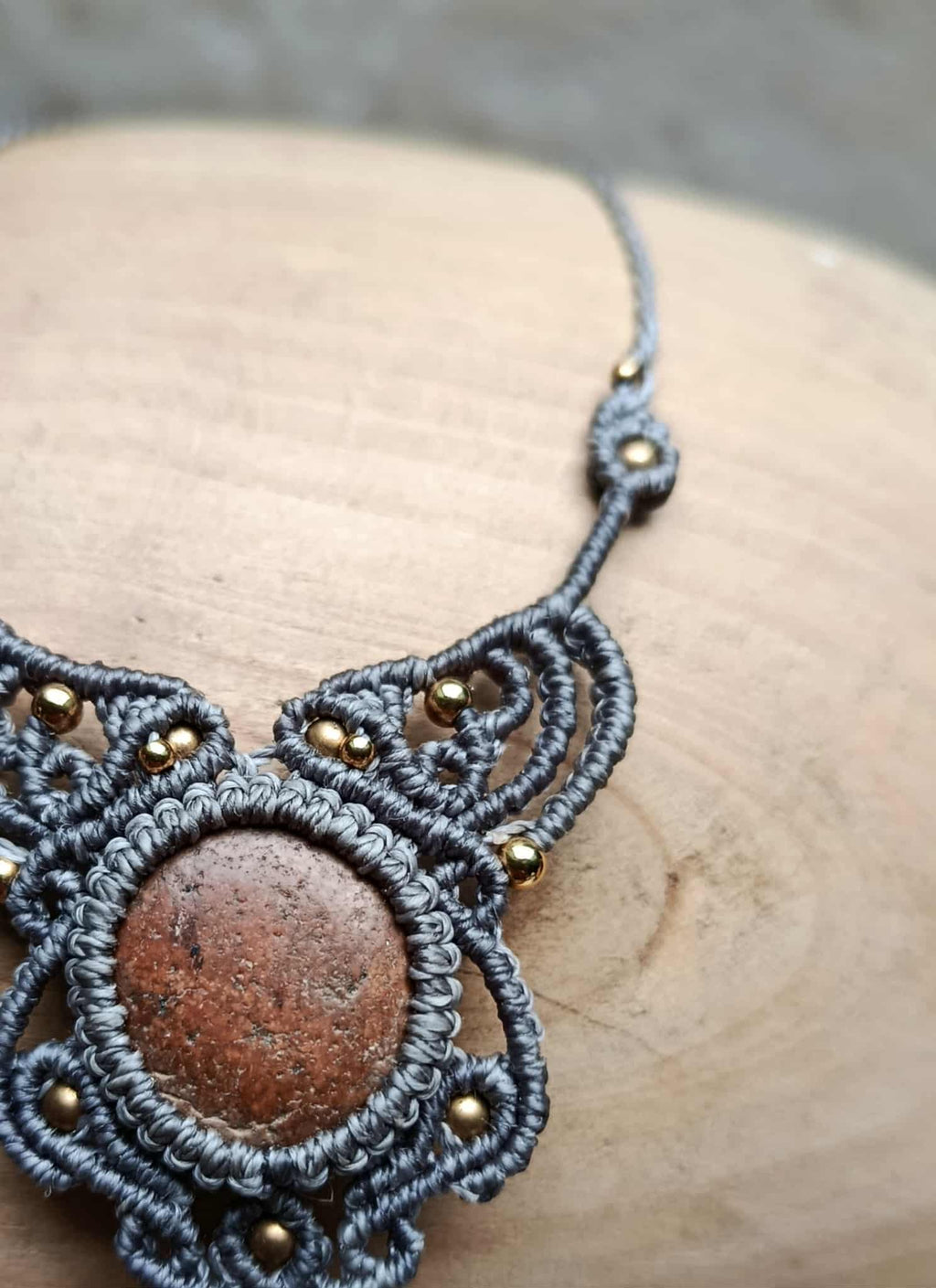 Bijou Artisanal en Micromacramé – Collier Galet Ocre, Fil Gris et Perle en Laiton