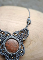 Bijou Artisanal en Micromacramé – Collier Galet Ocre, Fil Gris et Perle en Laiton