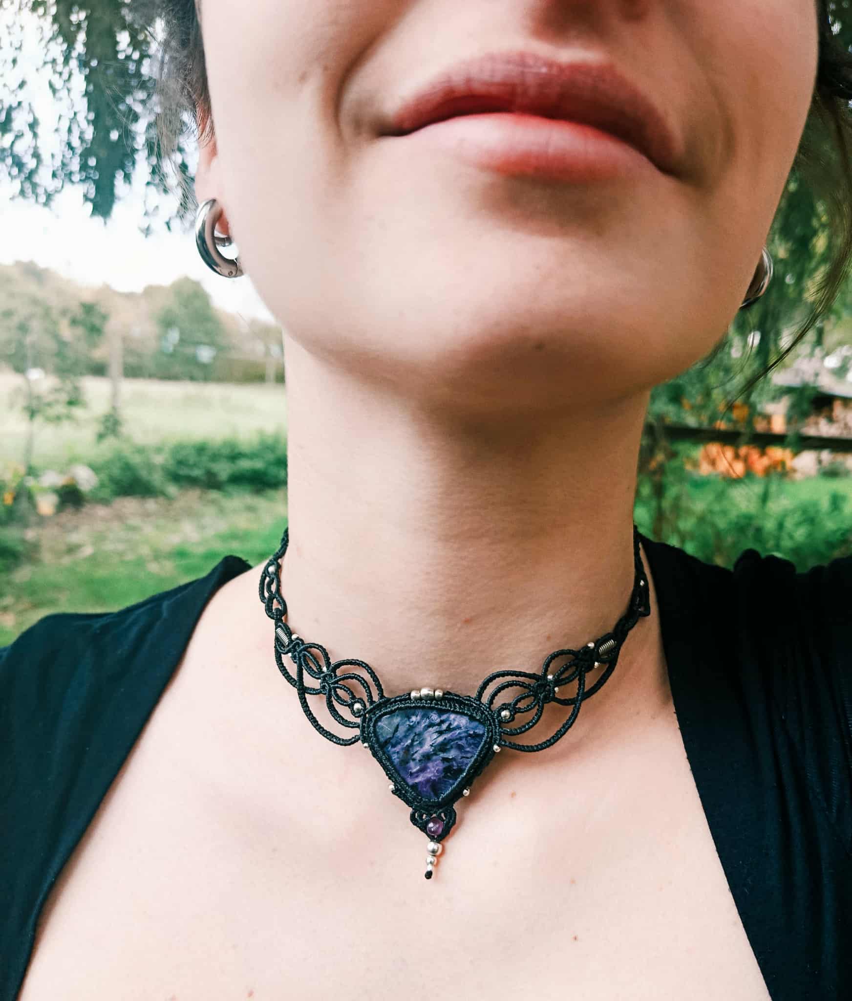 Collier artisanal en micromacramé – Charoïte & Améthyste | Fil noir & acier inoxydable