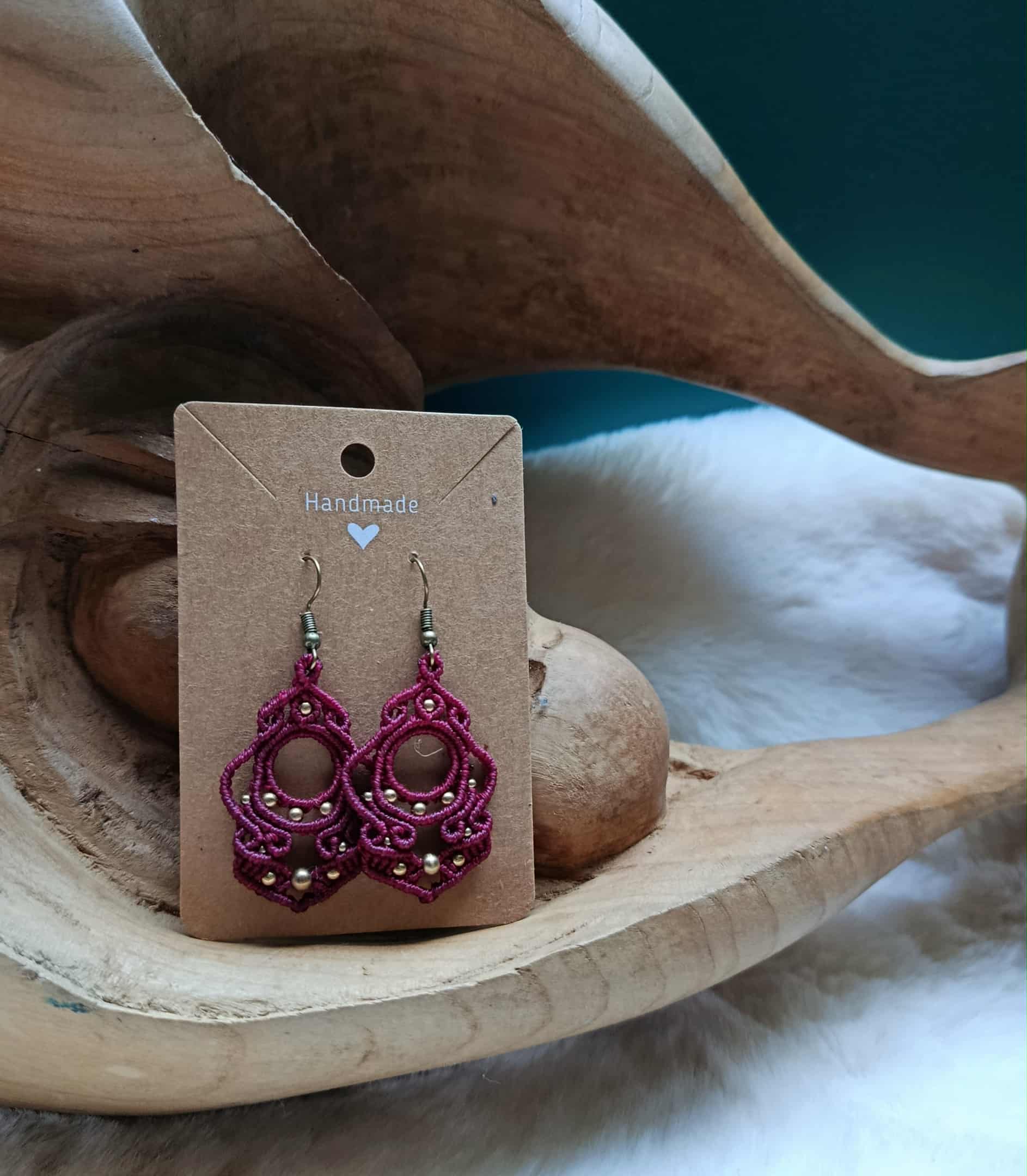 Boucles d’oreilles en micromacramé bordeaux – perles en laiton inoxydable | Bijou artisanal bohème chic fait main
