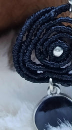 Boucles d’oreilles artisanales en micromacramé floral – breloque recyclée éco-responsable