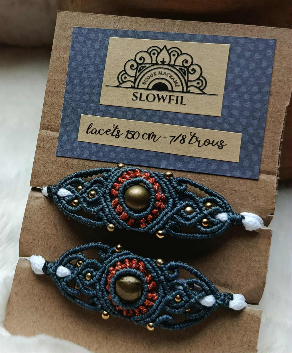 Lacets blancs avec bijou en micromacramé bleu vert et cuivré, perles laiton et acier inoxydable