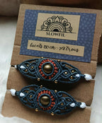 Lacets blancs avec bijou en micromacramé bleu vert et cuivré, perles laiton et acier inoxydable