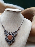 Bijou Artisanal en Micromacramé – Collier Galet Ocre, Fil Gris et Perle en Laiton