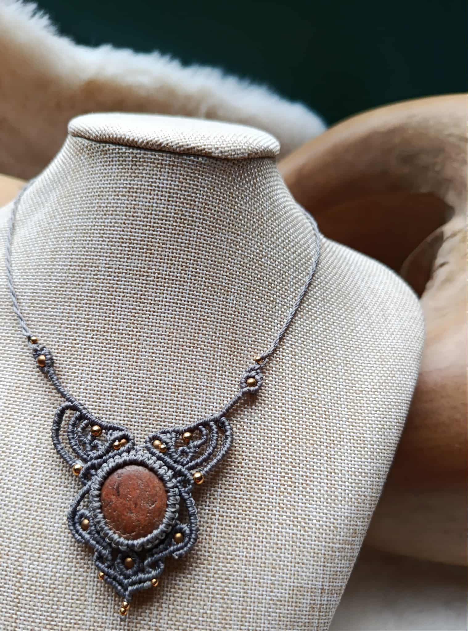 Bijou Artisanal en Micromacramé – Collier Galet Ocre, Fil Gris et Perle en Laiton