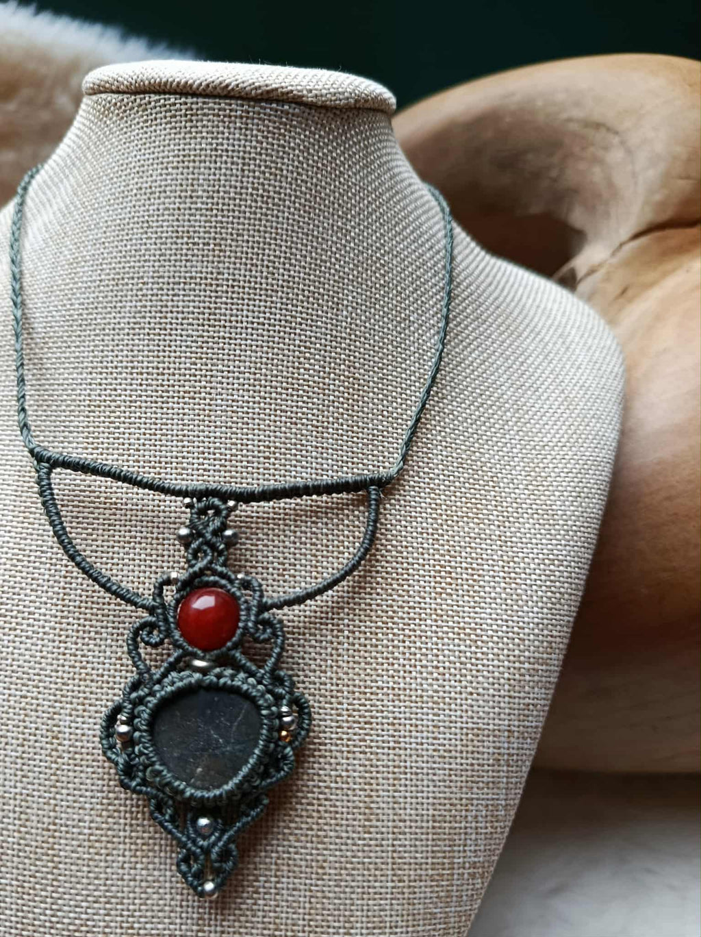 Collier en Micromacramé Gris Vert – Galet Naturel, Perle en Pierre Recyclée & Acier Inoxydable | Bijou Artisanal Écoresponsable