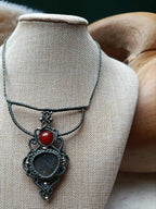 Collier en Micromacramé Gris Vert – Galet Naturel, Perle en Pierre Recyclée & Acier Inoxydable | Bijou Artisanal Écoresponsable