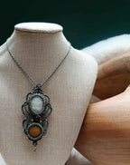 Collier en micromacramé vert kaki – galets de plage ocre & blanc, perle recyclée et laiton inoxydable, bijou artisanal unique