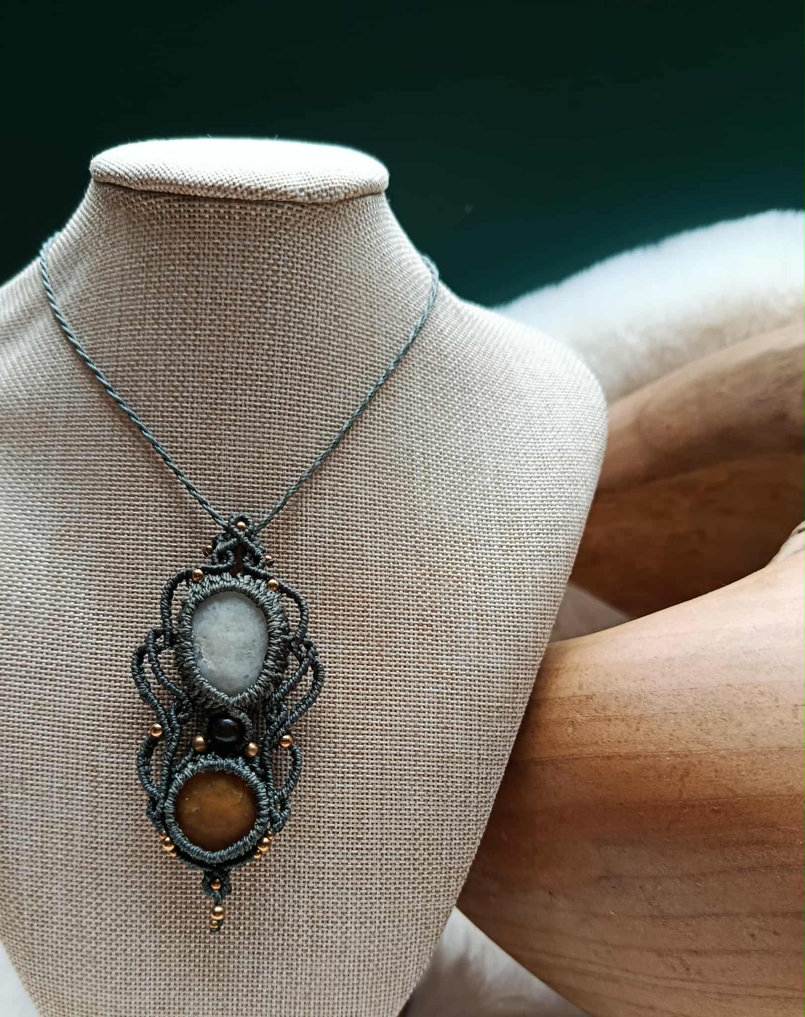 Collier en micromacramé vert kaki – galets de plage ocre & blanc, perle recyclée et laiton inoxydable, bijou artisanal unique