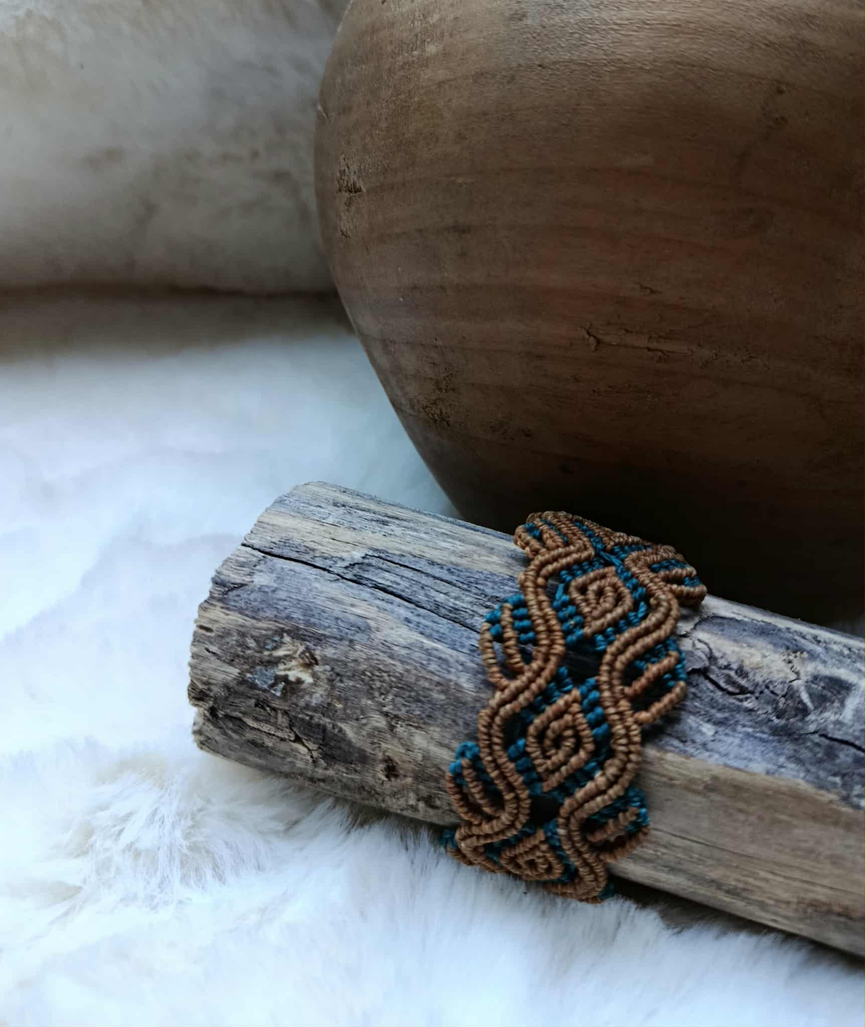 Bracelet bicolore vert bleu et ocre en micromacramé motif celtique – bijou artisanal fait main