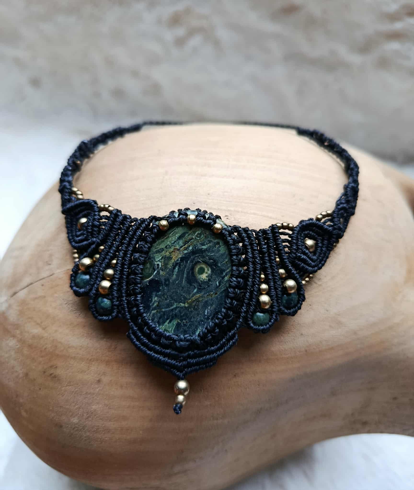 Collier en Micromacramé Noir – Pierre Kambaba & Perles en Laiton Inoxydable | Bijou Artisanal en Pierre Naturelle Unique
