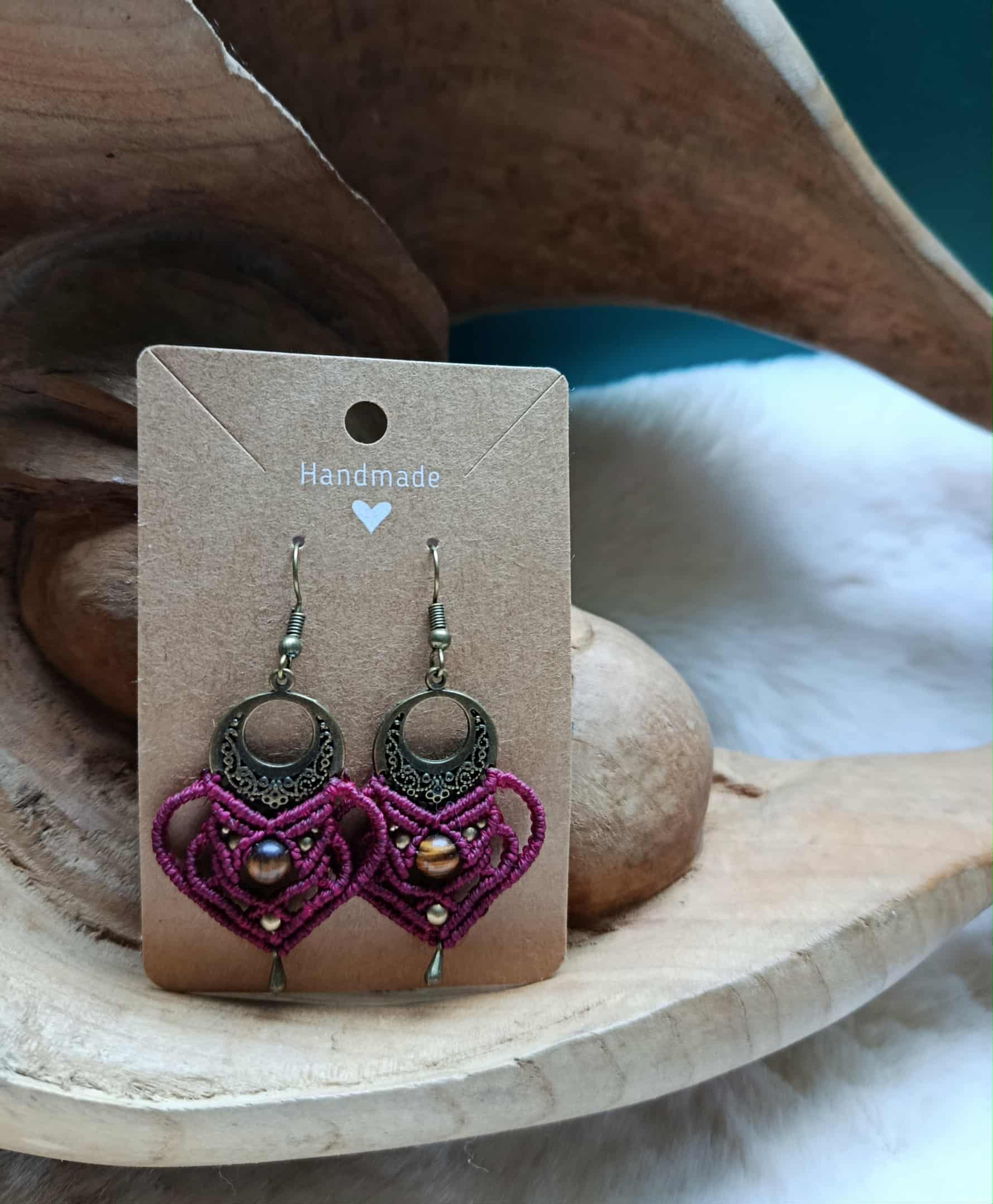 Boucles d’oreilles en micromacramé bordeaux – perle œil de tigre & laiton inoxydable | Bijou artisanal bohème chic fait main